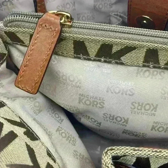 Michael Kors Authentic Monogrammed Bag. Tan Color - Picture 9 of 11